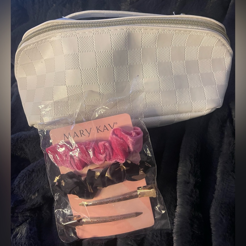 MOD ON TREND Leather Checkered Travel Bag Mary Kay Hair Accessories Essentials